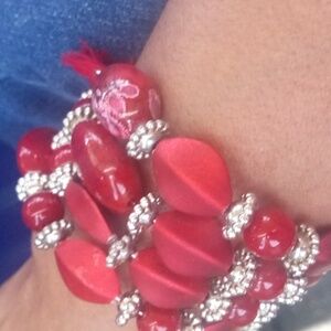 Pulcera roja con engarse de plata